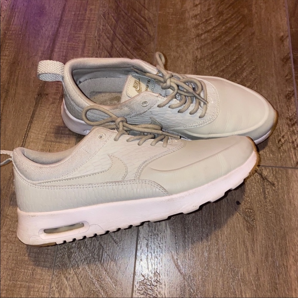 EVERYTHING HAS TO GO! Nike air max size 7 woman’s